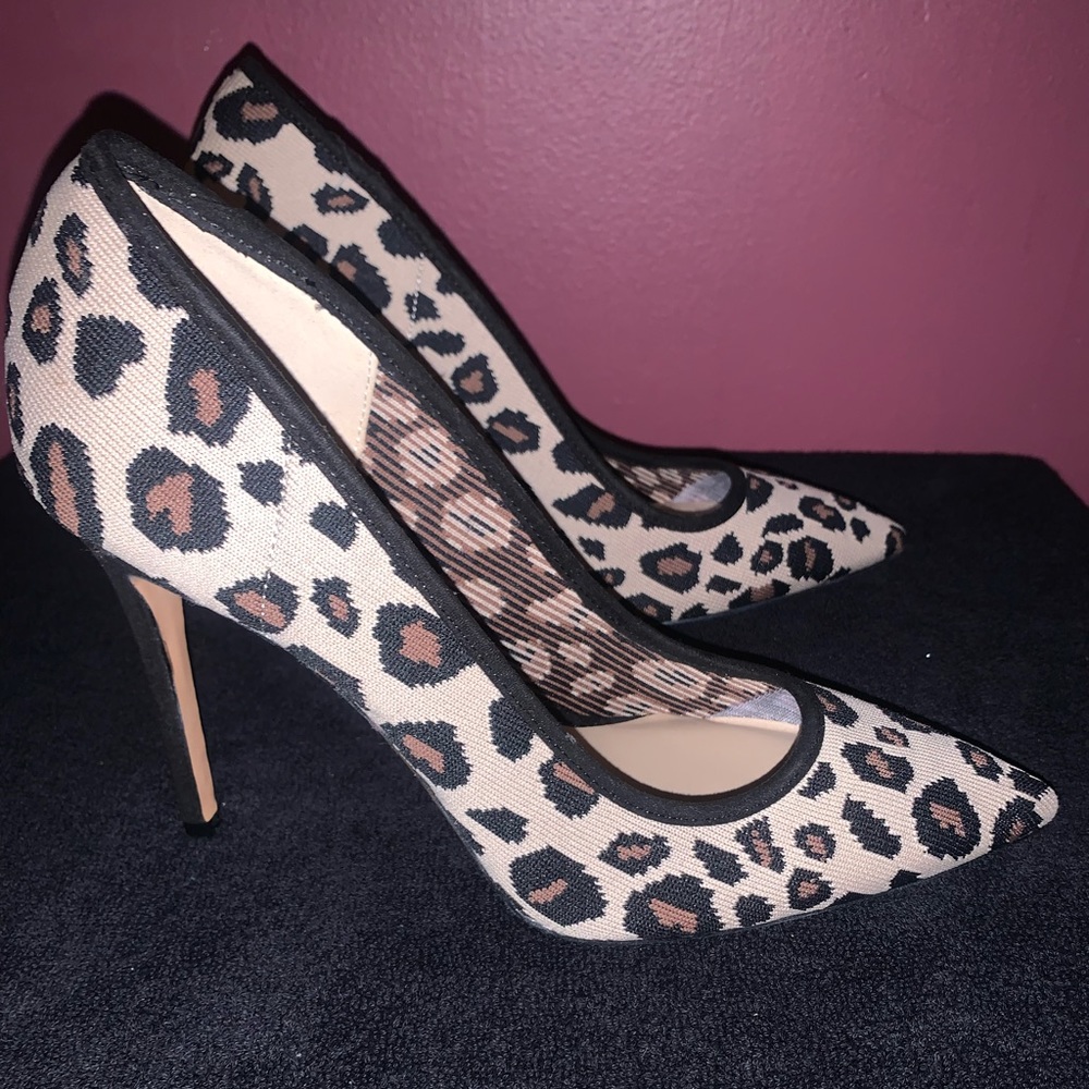 Size 10 Leopard print pumps!